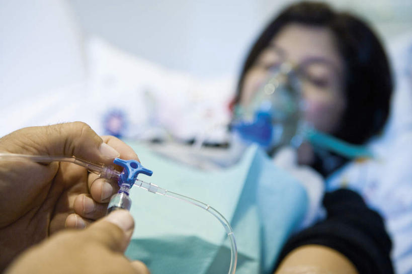 西方人,两个人,医生,病人,家,横图,俯视,室内,白天,床,欧洲,欧洲人,床单,被子,医护人员,医疗人员,氧气瓶,针管,针筒,注射,单人床,医疗,医疗设备,注射器,被单,男人,男性,女人,女性,中年男性,中年女性,白种人,大夫,患者,就医者,半身,彩图,高角度拍摄