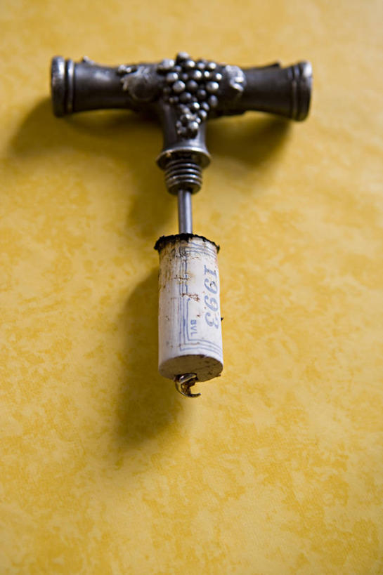 无人,竖图,俯视,室内,特写,白天,静物,阴影,黄色背景,反射,木制,开瓶器,影子,开瓶,一个,木制品,瓶塞,摄影,影棚,单个,开启,保存,密封,启瓶器,瓶启,红酒酒启,红酒开瓶器,红酒启瓶器,酒刀,酒开,酒起,葡萄酒开酒器,葡萄酒开瓶器,彩图,高角度拍摄,影棚拍摄,拍摄,酒具