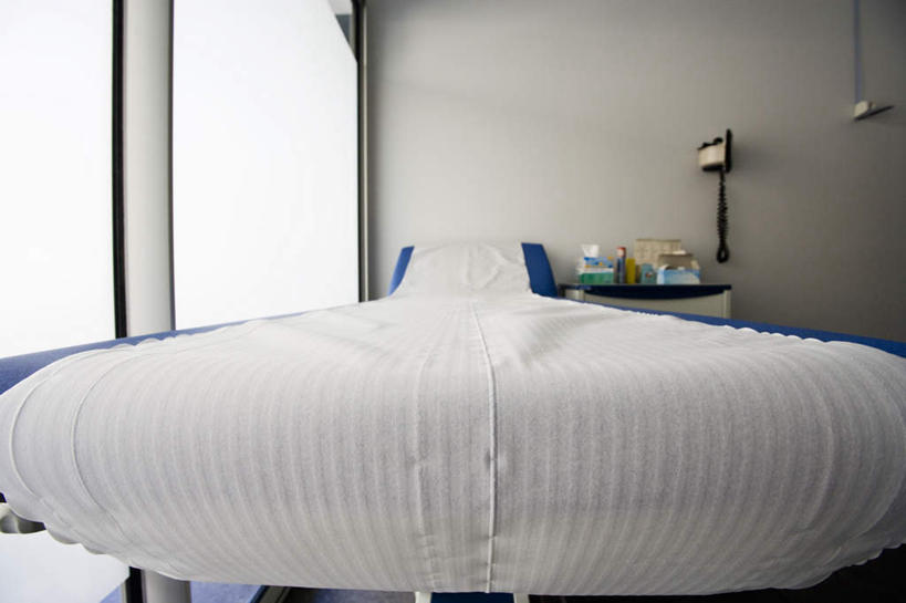 无人,医院,横图,室内,白天,仰视,窗户,床,落地窗,药,床单,被子,药盒,玻璃窗,床头柜,单人床,呼叫器,被单,病房,医疗机构,彩图,低角度拍摄,病院,诊所