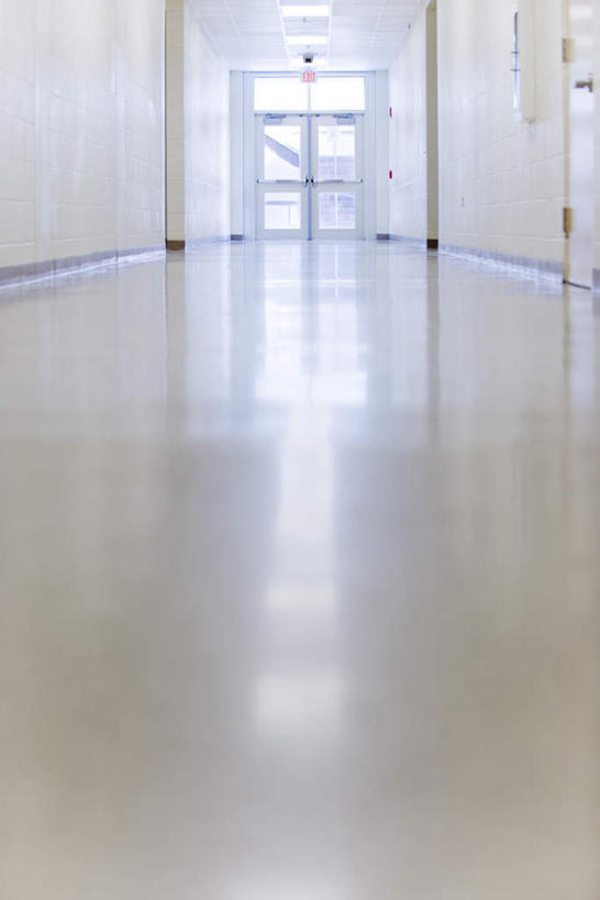 无人,医院,竖图,室内,白天,仰视,门,照明,阴影,反射,影子,走廊,灯光,顶灯,灯,灯具,门框,照亮,照明设备,医疗机构,彩图,低角度拍摄,病院,诊所