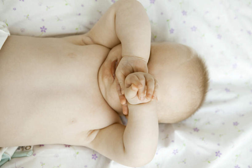 西方人,婴儿,儿童,一个人,躺,双手交叉,横图,俯视,室内,白天,纯洁,床,欧洲,欧洲人,仅一个人,裸露,小孩,可爱,遮,活泼,遮挡,宝宝,裸,纯真,烂漫,无邪,遮盖,遮蔽,卧着,伶俐,天真,白种人,孩子,十字手,躺着,卧,半身,彩图,高角度拍摄