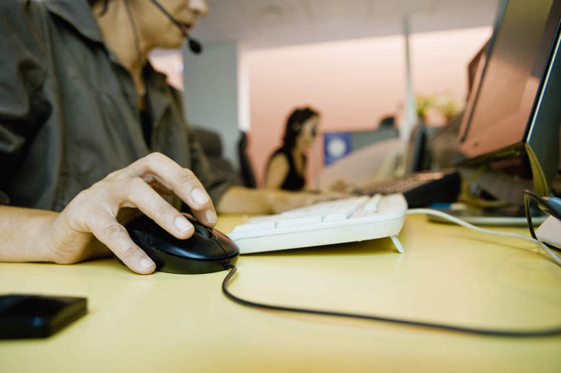 西方人,手,两个人,同事,坐,横图,室内,白天,侧面,成功,合作,团队,集体,信心,鼠标,键盘,欧洲,欧洲人,握,朦胧,模糊,拿,拿着,输入设备,通讯设备,队伍,手部,握着,领导,成就,通信设备,合伙,领袖,女人,女性,中年女性,白种人,坐着,半身,彩图