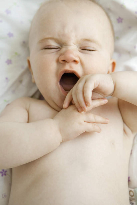 西方人,婴儿,儿童,一个人,躺,闭眼,双手交叉,竖图,俯视,室内,白天,纯洁,床,欧洲,欧洲人,仅一个男性,仅一个人,小孩,张嘴,仅一个小孩,可爱,活泼,哈欠,宝宝,张大嘴巴,纯真,烂漫,无邪,卧着,伶俐,天真,男孩,男人,男性,白种人,孩子,张开嘴,闭眼睛,闭着眼,闭着眼睛,躺着,卧,半身,彩图,高角度拍摄,男生