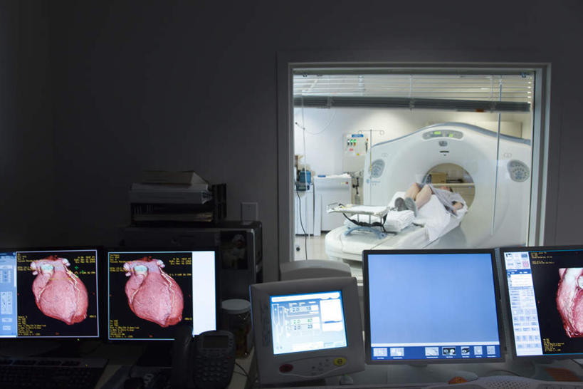 西方人,一个人,病人,医院,躺,横图,室内,白天,正面,电脑,显示器,鼠标,键盘,窗户,欧洲,欧洲人,仅一个年轻女性,仅一个女性,仅一个人,检查,网络,工具,屏幕,墙,输入设备,通讯设备,显示屏,玻璃窗,墙壁,墙面,扫描仪,器械,台式电脑,检测,医疗,医疗器械,通信设备,医疗工具,输出设备,医疗机构,计算机断层扫描,ct机,扫描仪器,显像机,卧着,年轻女性,女人,女性,白种人,患者,就医者,躺着,卧,半身,彩图,病院,诊所