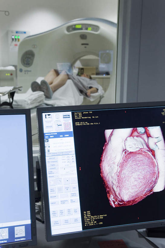 西方人,一个人,病人,医院,躺,竖图,室内,白天,正面,显示器,窗户,欧洲,欧洲人,仅一个年轻女性,仅一个女性,仅一个人,检查,工具,屏幕,墙,显示屏,玻璃窗,墙壁,墙面,扫描仪,器械,检测,医疗,医疗器械,医疗工具,输出设备,医疗机构,计算机断层扫描,ct机,扫描仪器,显像机,卧着,年轻女性,女人,女性,白种人,患者,就医者,躺着,卧,半身,彩图,病院,诊所