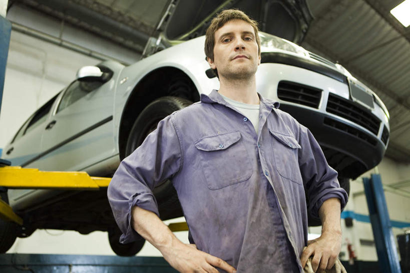 西方人,一个人,技术人员,站,横图,室内,白天,仰视,汽车,欧洲,欧洲人,仅一个男性,仅一个人,房顶,仓库,注视,车,仅一个年轻男性,交通工具,轿车,观察,看,站着,观看,察看,双手叉腰,关注,男人,男性,年轻男性,白种人,技术员,站立,半身,彩图,低角度拍摄