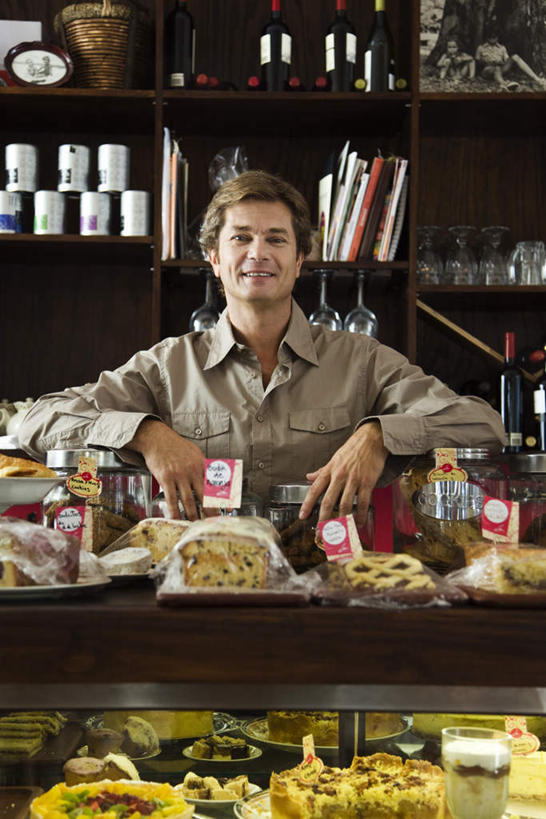 点心,面包,红酒,葡萄酒,西方人,一个人,店员,站,笑,微笑,露齿笑,竖图,室内,白天,正面,书籍,欧洲,欧洲人,仅一个男性,仅一个人,仅一个中年男性,食品,面点,酒类,注视,酒,食物,糕点,饮料,观察,看,站着,营业员,红葡萄酒,观看,察看,关注,陈列柜,销售人员,面包店,男人,男性,中年男性,白种人,售货员,书,图书,站立,半身,彩图