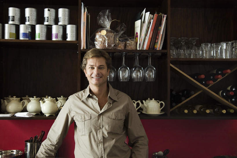 西方人,一个人,店员,站,笑,微笑,露齿笑,横图,室内,白天,正面,吧台,酒店,杯子,书籍,欧洲,欧洲人,仅一个男性,仅一个人,瓷器,高脚杯,咖啡杯,陶瓷制品,红酒杯,注视,架子,玻璃制品,仅一个年轻男性,酒杯,观察,看,站着,营业员,观看,察看,关注,瓷杯,销售人员,男人,男性,年轻男性,白种人,售货员,玻璃杯,书,图书,站立,半身,彩图