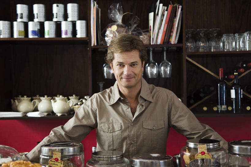 西方人,一个人,店员,站,笑,微笑,露齿笑,横图,室内,白天,正面,吧台,酒店,杯子,书籍,欧洲,欧洲人,仅一个男性,仅一个人,瓷器,高脚杯,咖啡杯,陶瓷制品,红酒杯,注视,架子,玻璃制品,仅一个年轻男性,酒杯,观察,看,站着,营业员,观看,察看,关注,瓷杯,销售人员,男人,男性,年轻男性,白种人,售货员,玻璃杯,书,图书,站立,半身,彩图