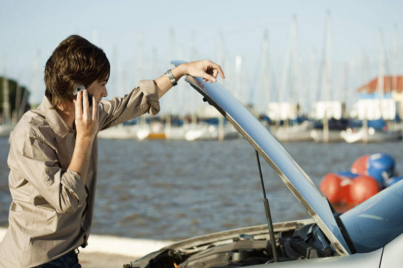 西方人,一个人,站,举,打电话,横图,室外,白天,侧面,河流,水,汽车,电话,手机,欧洲,欧洲人,仅一个男性,仅一个人,河水,水池,水流,引擎,注视,通讯设备,车,仅一个年轻男性,蓝色,蓝天,天空,交通工具,轿车,天,观察,看,托,站着,搭,晴朗,观看,察看,搭着,关注,万里无云,交流,男人,男性,年轻男性,白种人,晴空,晴空万里,沟通,举起,举手,举着,通话,向上举,向上伸,向上托,站立,半身,彩图