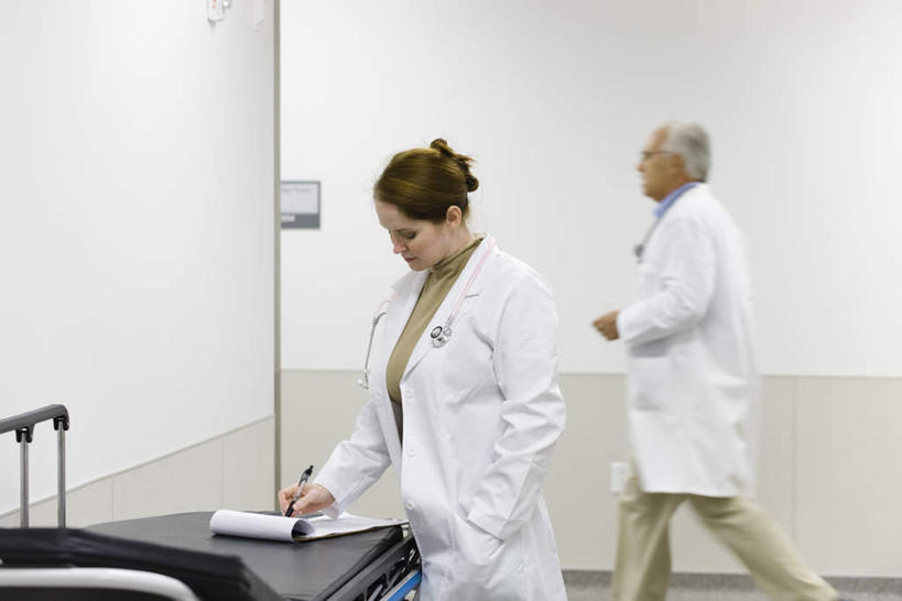 西方人,手,两个人,同事,医生,医院,站,走,横图,室内,白天,侧面,成功,合作,团队,集体,信心,欧洲,欧洲人,握,笔,材料,档案,文件,墙,走廊,办公用品,钢笔,拿,拿着,注视,队伍,墙壁,墙面,文具,听诊器,学习用品,资料,观察,看,站着,医护人员,医疗人员,握着,观看,文具用品,察看,医疗设备,领导,白大褂,成就,关注,文档,急救床,合伙,领袖,医疗机构,老年男性,男人,男性,年轻女性,女人,女性,白种人,大夫,步行,散步,站立,走路,半身,彩图,病院,诊所