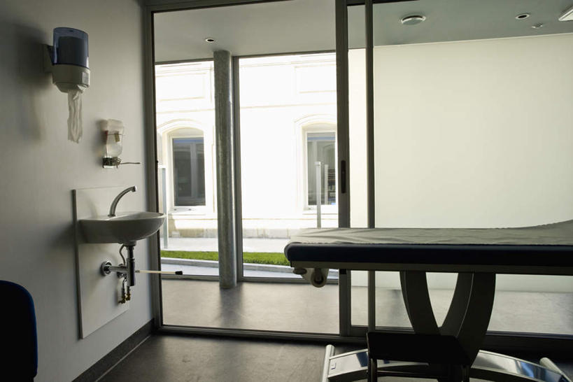 无人,医院,横图,室内,白天,正面,窗户,床,落地窗,照明,墙,灯光,床单,洗脸盆,被子,顶灯,玻璃窗,墙壁,墙面,灯,灯具,纸巾,单人床,照亮,被单,照明设备,医疗机构,彩图,病院,诊所