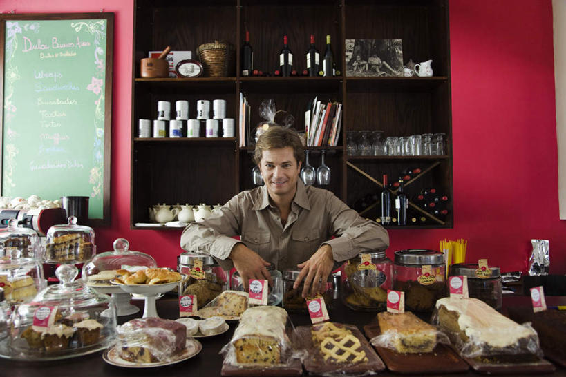 点心,面包,红酒,葡萄酒,西方人,一个人,店员,站,笑,微笑,露齿笑,横图,室内,白天,正面,书籍,欧洲,欧洲人,仅一个男性,仅一个人,仅一个中年男性,食品,面点,酒类,注视,酒,食物,糕点,饮料,观察,看,站着,营业员,红葡萄酒,观看,察看,关注,陈列柜,销售人员,面包店,男人,男性,中年男性,白种人,售货员,书,图书,站立,半身,彩图