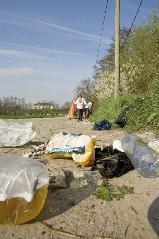 两个人,伙伴,朋友,家,站,竖图,室外,白天,仰视,友谊,植物,道路,路,握,环保,电线,电线杆,房屋,屋子,云,云朵,小路,垃圾,交通,拿,云彩,拎,拿着,楼房,住宅,树,树木,蓝色,绿色,白云,蓝天,天空,自然,天,站着,握着,肮脏,生长,晴朗,成长,环境,回收,资源,脏,找,利用,低碳,循环,友情,年轻女性,女人,女性,晴空,站立,彩图,低角度拍摄,全身,房子,拎着