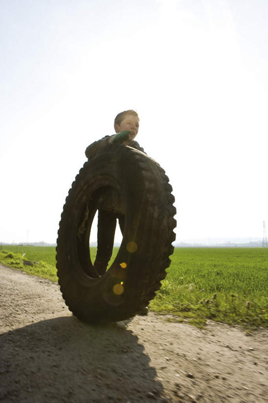 西方人,儿童,一个人,走,竖图,室外,白天,仰视,草地,草坪,植物,欧洲,欧洲人,仅一个男性,仅一个人,握,阴影,光线,影子,滚,拿,拿着,草,小孩,蓝色,绿色,蓝天,天空,阳光,轮胎,天,仅一个小孩,握着,晴朗,万里无云,男孩,男人,男性,白种人,孩子,晴空,晴空万里,步行,散步,走路,彩图,低角度拍摄,全身,男生