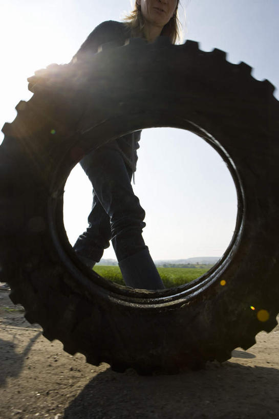 西方人,一个人,走,竖图,室外,白天,仰视,草地,草坪,太阳,植物,道路,路,欧洲,欧洲人,仅一个年轻女性,仅一个女性,仅一个人,握,阴影,光线,影子,小路,交通,背光,滚,拿,拿着,草,蓝色,绿色,蓝天,天空,阳光,轮胎,天,握着,晴朗,逆光,万里无云,年轻女性,女人,女性,白种人,晴空,晴空万里,步行,散步,走路,彩图,低角度拍摄,全身