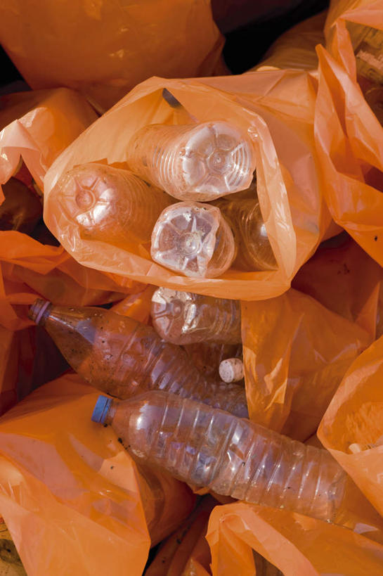 无人,竖图,俯视,室外,白天,环保,垃圾,黄色,瓶子,塑料制品,塑料瓶,肮脏,垃圾袋,环境,回收,资源,脏,利用,低碳,循环,彩图,高角度拍摄