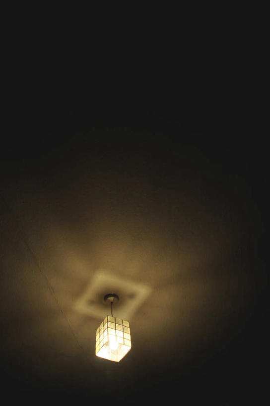 无人,竖图,室内,夜晚,仰视,照明,发光,房顶,灯光,吊灯,灯,黑色,灯具,照亮,照明设备,彩图,低角度拍摄