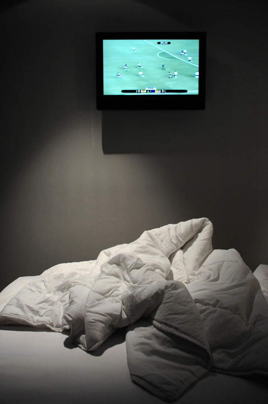 无人,竖图,室内,夜晚,仰视,游戏,床,电视,阴影,光线,影子,墙,床单,玩,娱乐,被子,墙壁,墙面,液晶电视,休闲,单人床,游戏机,活动,被单,发泄,消遣,智力,宣泄,电视机,玩耍,嬉戏,彩图,低角度拍摄