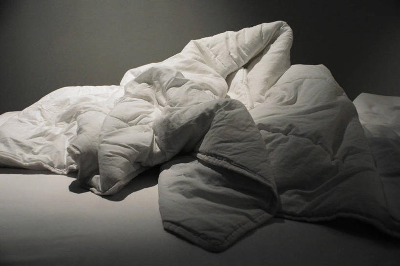 无人,横图,室内,夜晚,正面,床,卧室,阴影,反射,影子,双人床,床单,凌乱,被子,温暖,保暖,混乱,被单,御寒,羽绒被,纷乱,缭乱,庞杂,彩图,睡房,卧房