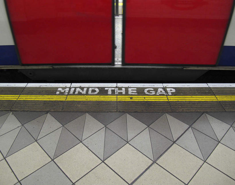 无人,横图,俯视,室内,白天,楼梯,门,地铁,标志,瓷砖,地砖,文字,字符,字母,阶梯,地面,轨道交通,标识,台阶,红色,门框,彩图,高角度拍摄,地铁机动车,地下铁,轻轨