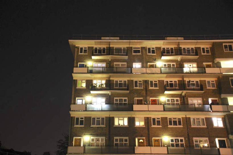 无人,家,横图,全景,室外,夜晚,仰视,天际线,光线,房屋,屋子,公寓,灯光,洋房,楼房,住宅,天空,天,彩图,低角度拍摄,房子