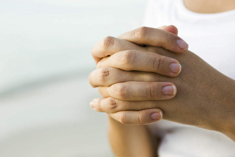 西方人,一个人,站,横图,室外,特写,白天,正面,欧洲,欧洲人,仅一个年轻女性,仅一个女性,仅一个人,朦胧,模糊,祝福,手势,站着,恭喜,礼节,祝贺,礼仪,祝愿,作揖,拱手,尊敬,恭敬,寒暄,恭贺,同喜,年轻女性,女人,女性,白种人,站立,半身,彩图