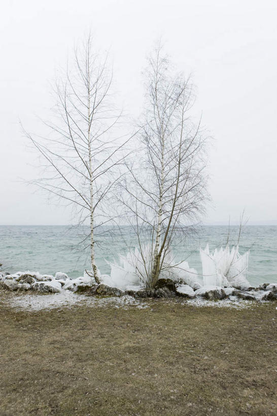 无人,竖图,室外,白天,正面,河流,美景,树林,水,植物,冰,河水,景观,泥土,水流,冬季,冬天,冰柱,树,树木,蓝色,蓝天,天空,自然,天,景色,寒冷,生长,晴朗,成长,自然风光,万里无云,严寒,晴空,晴空万里,彩图