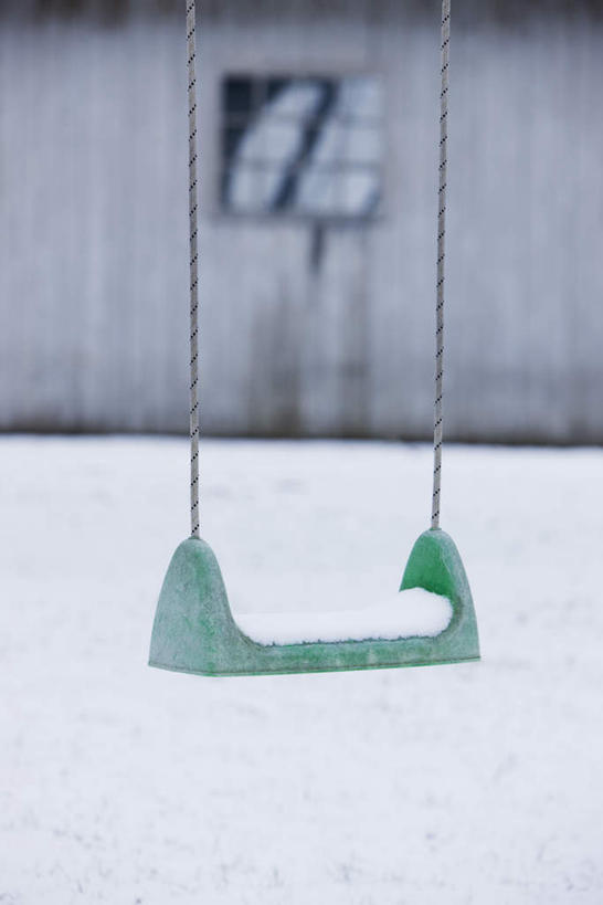 无人,家,竖图,室外,白天,正面,美景,雪,大雪,朦胧,模糊,房屋,屋子,草屋,积雪,景观,雪景,冬季,冬天,住宅,自然,茅草屋,秋千,景色,寒冷,自然风光,严寒,彩图,房子,茅舍,茅屋,小屋