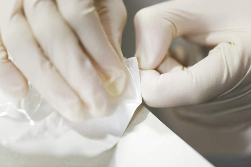 西方人,手,一个人,医生,医院,横图,俯视,室内,白天,桌子,袋子,欧洲,欧洲人,仅一个年轻女性,仅一个女性,仅一个人,握,阴影,朦胧,模糊,反射,包装纸,影子,拿,拿着,掰,医护人员,医疗人员,手部,握着,医疗机构,年轻女性,女人,女性,白种人,大夫,半身,彩图,高角度拍摄,病院,诊所