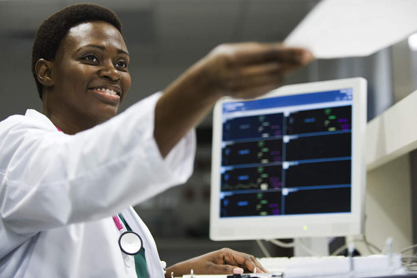 西方人,一个人,医生,医院,坐,举,笑,微笑,横图,室内,白天,仰视,电脑,显示器,鼠标,键盘,欧洲,非洲,黑人,欧洲人,仅一个年轻女性,仅一个女性,仅一个人,递,网络,输入设备,通讯设备,听诊器,药方,托,医护人员,医疗人员,台式电脑,医疗设备,白大褂,通信设备,单子,输出设备,医疗机构,年轻女性,女人,女性,非洲人,大夫,举起,举手,举着,向上举,向上伸,向上托,坐着,半身,彩图,低角度拍摄,病院,诊所