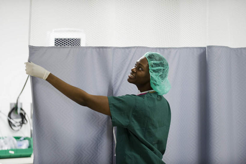 西方人,一个人,医生,医院,站,拉,举,笑,微笑,露齿笑,横图,室内,白天,窗帘,欧洲,非洲,黑人,欧洲人,仅一个年轻女性,仅一个女性,仅一个人,墙,注视,墙壁,墙面,背面,绿色,箱子,观察,看,托,站着,医护人员,医疗人员,观看,察看,关注,医疗机构,医生帽,年轻女性,女人,女性,非洲人,大夫,举着,向上举,向上伸,向上托,站立,半身,彩图,病院,诊所