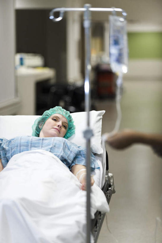 西方人,一个人,病人,医院,躺,竖图,俯视,室内,白天,床,欧洲,欧洲人,仅一个年轻女性,仅一个女性,仅一个人,墙,床单,注视,被子,墙壁,墙面,医疗用品,观察,看,治疗,单人床,观看,察看,被单,输液,关注,输液袋,医疗器械,医疗机构,静脉输液,输液杆,卧着,年轻女性,女人,女性,白种人,患者,就医者,躺着,卧,半身,彩图,高角度拍摄,病院,诊所,点滴