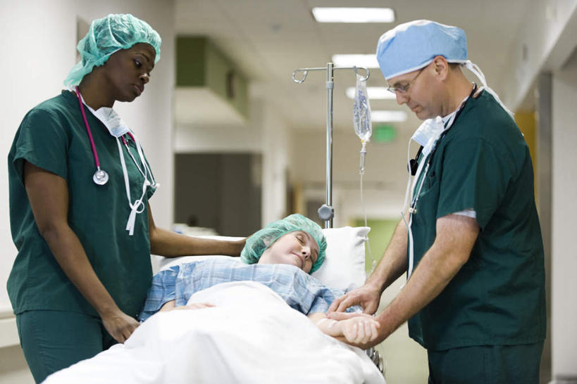 西方人,三个人,医生,病人,医院,站,躺,闭眼,横图,室内,白天,侧面,床,照明,欧洲,非洲,黑人,欧洲人,墙,走廊,灯光,床单,注视,被子,顶灯,墙壁,墙面,灯,听诊器,医疗用品,灯具,观察,看,站着,医护人员,医疗人员,治疗,单人床,观看,照亮,察看,医疗设备,被单,输液,照明设备,关注,输液袋,医疗器械,医疗机构,静脉输液,输液杆,卧着,男人,男性,年轻女性,女人,女性,中年男性,白种人,非洲人,大夫,患者,就医者,闭眼睛,闭着眼,闭着眼睛,躺着,卧,站立,半身,彩图,病院,诊所,点滴