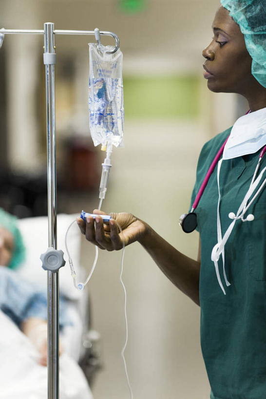 西方人,两个人,医生,病人,医院,站,躺,举,竖图,室内,白天,侧面,床,欧洲,非洲,黑人,欧洲人,分离,墙,走廊,床单,过滤,分开,注视,被子,墙壁,墙面,口罩,听诊器,医疗用品,观察,看,托,站着,医护人员,医疗人员,隔断,治疗,遮掩,单人床,观看,隔离,察看,医疗设备,卫生,掩盖,被单,遮挡,输液,关注,净化,输液袋,间隔,医疗器械,预防,遮盖,防尘,医疗机构,静脉输液,掩饰,断绝,隔开,屏蔽,屏绝,远离,中断,阻遏,阻隔,输液杆,卧着,年轻女性,女人,女性,白种人,非洲人,大夫,患者,就医者,举着,躺着,卧,向上举,向上伸,向上托,站立,半身,彩图,病院,诊所,点滴