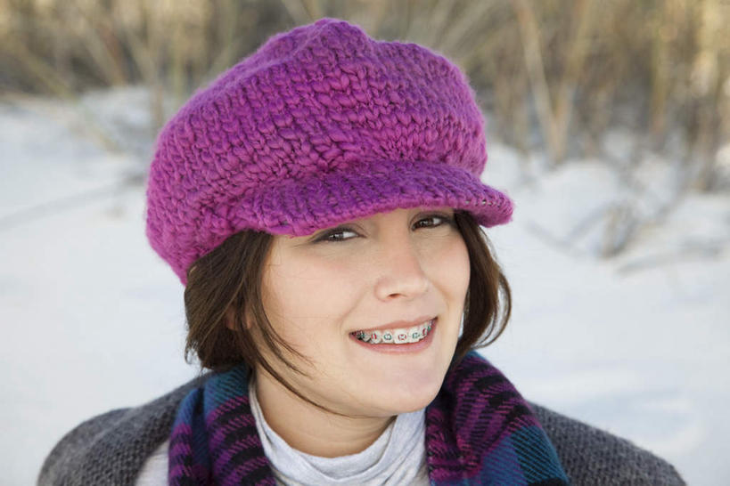 西方人,一个人,笑,微笑,露齿笑,横图,室外,白天,正面,雪,植物,大雪,道路,路,帽子,欧洲,欧洲人,仅一个年轻女性,仅一个女性,仅一个人,服装,枯萎,积雪,雪景,冬天,小路,枯草,交通,注视,休闲装,草,衣服,黄色,模型,观察,看,休闲,休闲服,服饰,模具,观看,察看,关注,矫正,牙科,牙套,牙箍,校正,校准,牙饰,年轻女性,女人,女性,白种人,半身,彩图