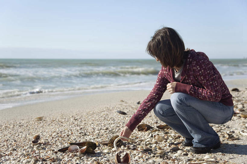 西方人,一个人,蹲,横图,室外,白天,侧面,海浪,海洋,沙滩,贝壳,欧洲,欧洲人,仅一个女性,仅一个人,握,服装,沙子,海岸,浪花,水平线,辽阔,海平线,沙地,拿,拿着,休闲装,衣服,蓝色,蓝天,天空,海水,天,仅一个中年女性,休闲,广阔,休闲服,握着,服饰,晴朗,一望无际,捡,海景,万里无云,无边无际,一马平川,女人,女性,中年女性,白种人,贝类外壳,海螺壳,软体动物外壳,大海,风浪,海,海水的波动,海滩,近岸浪,涌浪,晴空,晴空万里,蹲着,彩图,全身,水天相接,水天一线