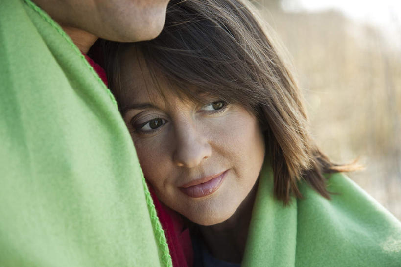 西方人,两个人,夫妻,站,抱,横图,室外,白天,侧面,爱情,欧洲,欧洲人,服装,朦胧,模糊,毯子,浪漫,注视,休闲装,衣服,蓝色,蓝天,天空,天,观察,看,靠,靠着,倚靠,站着,休闲,休闲服,恩爱,恋人,服饰,晴朗,抱着,观看,察看,搂着,倚着,关注,裹着,万里无云,男人,男性,女人,女性,中年男性,中年女性,白种人,情侣,晴空,晴空万里,搂,搂抱,站立,半身,彩图,伴侣