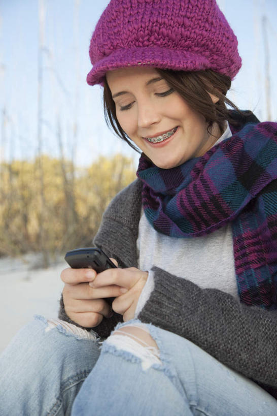 西方人,一个人,坐,笑,打电话,微笑,露齿笑,竖图,室外,白天,仰视,草地,植物,电话,帽子,手机,欧洲,欧洲人,仅一个年轻女性,仅一个女性,仅一个人,握,拿,拿着,注视,通讯设备,草,蓝色,绿色,蓝天,天空,模型,围巾,天,观察,看,握着,晴朗,模具,观看,察看,关注,矫正,牙科,牙套,牙箍,万里无云,校正,校准,牙饰,交流,年轻女性,女人,女性,白种人,晴空,晴空万里,沟通,通话,坐着,半身,彩图,低角度拍摄