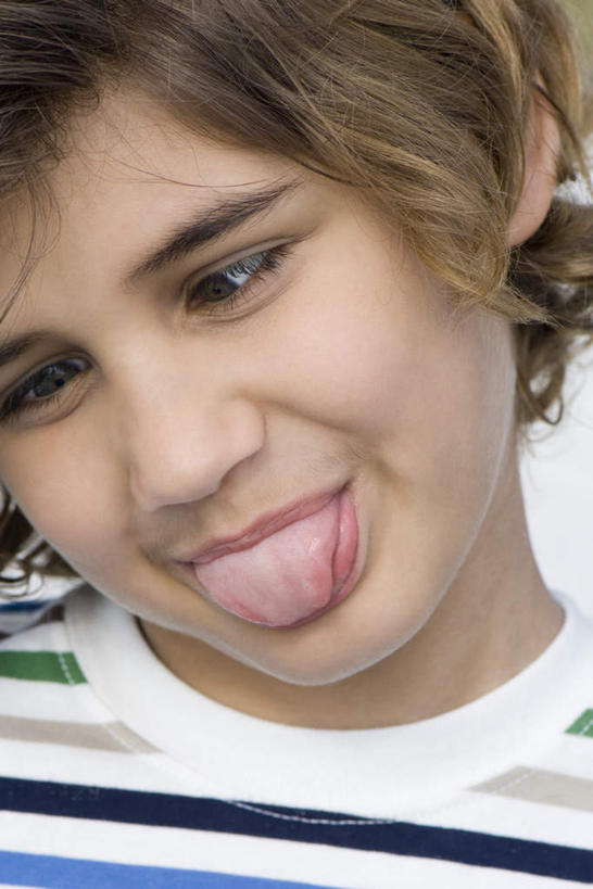 西方人,儿童,一个人,竖图,室外,特写,白天,正面,纯洁,欧洲,欧洲人,仅一个男性,仅一个人,小孩,仅一个小孩,鬼脸,吐舌,可爱,童年,童趣,童真,烂漫,无邪,天真,男孩,男人,男性,白种人,孩子,半身,彩图,男生