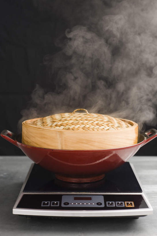 蒸笼,无人,竖图,俯视,室内,特写,白天,雾,桌子,灶台,锅,烟,摄影,影棚,电磁炉,彩图,高角度拍摄,影棚拍摄,拍摄