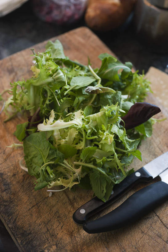 无人,竖图,俯视,室内,特写,白天,餐桌,桌子,蔬菜,许多,新鲜,青菜,生菜,莴苣,莴笋,食品,刀具,食物,绿色,刀,有机食品,绿色食品,餐台,叶用莴笋,香笋,春菜,鹅仔菜,莴仔菜,千金菜,彩图,高角度拍摄,匕首