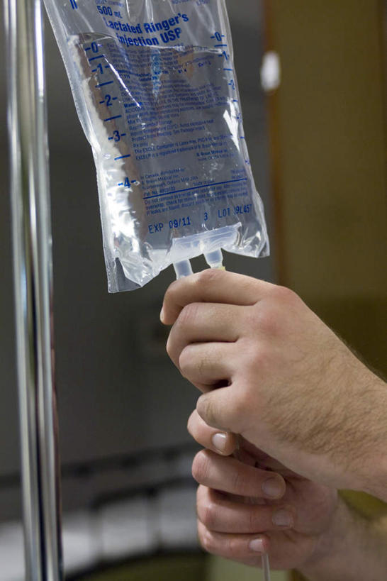 西方人,手,一个人,医生,医院,举,竖图,室内,白天,仰视,门,欧洲,欧洲人,仅一个男性,仅一个人,仅一个中年男性,握,墙,走廊,拿,拿着,墙壁,墙面,医疗用品,门框,托,医护人员,医疗人员,手部,治疗,握着,医疗,医疗设备,输液,白大褂,医疗器械,医疗机构,输液瓶,静脉输液,输液杆,男人,男性,中年男性,白种人,大夫,举起,举手,举着,向上举,向上伸,向上托,半身,彩图,低角度拍摄,病院,诊所,点滴