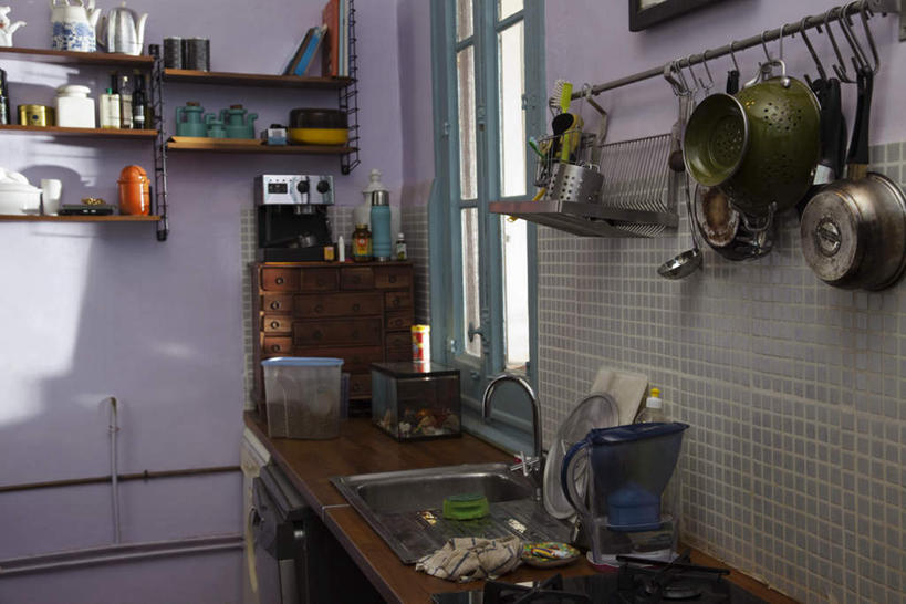 无人,横图,室内,白天,正面,厨房,窗户,柜子,杯子,阴影,光线,瓷器,水龙头,影子,墙,洗手池,灶台,调料,食用油,咖啡杯,陶瓷制品,调味品,调味料,锅,玻璃窗,墙壁,墙面,玻璃制品,水壶,阳光,玻璃瓶,瓶子,橱柜,烧水壶,瓷杯,洗涤用品,彩图,灶间