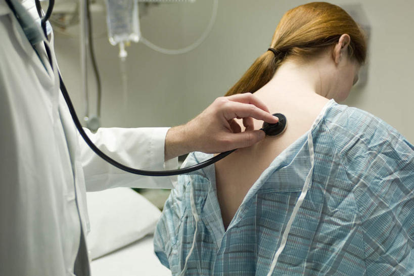 西方人,两个人,医生,病人,医院,站,坐,横图,室内,白天,侧面,床,欧洲,欧洲人,握,墙,床单,拿,拿着,被子,墙壁,墙面,听诊器,医疗用品,站着,医护人员,医疗人员,治疗,握着,单人床,医疗设备,被单,输液,白大褂,医疗器械,医疗机构,输液瓶,静脉输液,输液杆,老年男性,男人,男性,年轻女性,女人,女性,白种人,大夫,患者,就医者,站立,坐着,半身,彩图,病院,诊所,点滴