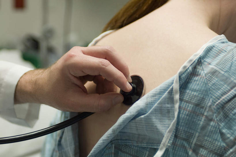 西方人,两个人,医生,病人,医院,站,坐,横图,室内,白天,侧面,床,欧洲,欧洲人,握,朦胧,模糊,墙,床单,拿,拿着,被子,墙壁,墙面,听诊器,医疗用品,站着,医护人员,医疗人员,治疗,握着,单人床,医疗设备,被单,输液,白大褂,医疗器械,医疗机构,输液瓶,静脉输液,输液杆,老年男性,男人,男性,年轻女性,女人,女性,白种人,大夫,患者,就医者,站立,坐着,半身,彩图,病院,诊所,点滴