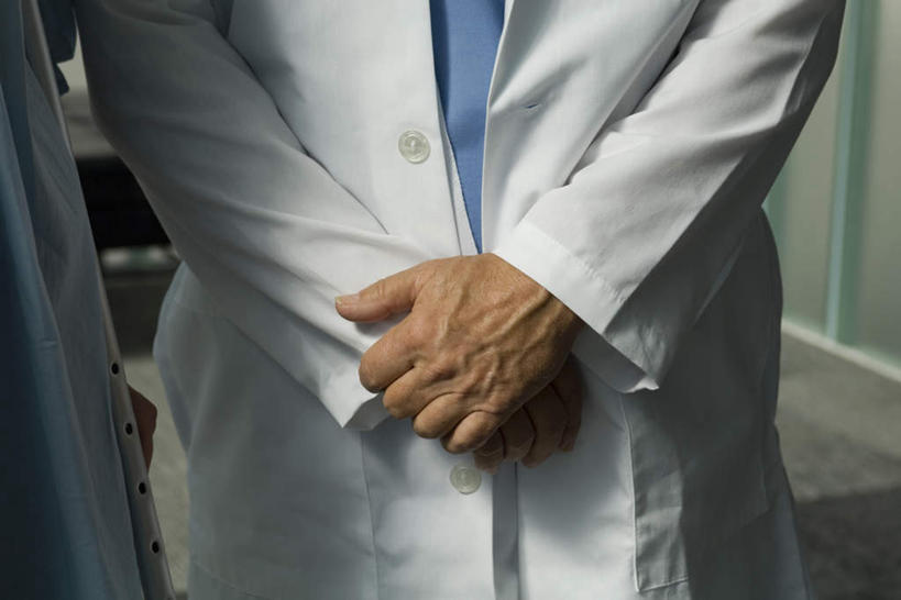 西方人,一个人,医生,医院,站,双手交叉,横图,室内,白天,正面,地板,欧洲,欧洲人,仅一个男性,仅一个人,墙,地面,木地板,墙壁,墙面,站着,仅一个老年男性,医护人员,医疗人员,白大褂,医疗机构,老年男性,男人,男性,白种人,大夫,十字手,站立,半身,彩图,病院,诊所