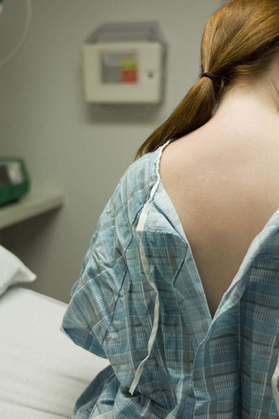 西方人,背,一个人,医院,坐,竖图,室内,白天,床,欧洲,欧洲人,仅一个男性,仅一个人,墙,床单,被子,墙壁,墙面,仅一个年轻男性,背面,单人床,被单,医疗机构,男人,男性,年轻男性,白种人,坐着,半身,彩图,病院,诊所