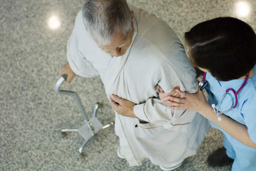 西方人,两个人,医生,病人,医院,站,走,横图,俯视,室内,白天,欧洲,欧洲人,注视,听诊器,看,站着,医护人员,医疗人员,观看,医疗设备,关注,助行器,医疗机构,老年男性,男人,男性,年轻女性,女人,女性,白种人,大夫,患者,就医者,步行,搀手,拉手,散步,手搀手,手拉手,手牵手,站立,走路,半身,彩图,高角度拍摄,病院,诊所