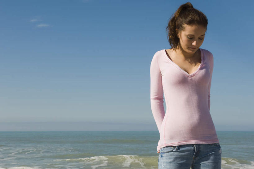 西方人,一个人,站,闭眼,横图,室外,白天,正面,海浪,海洋,沙滩,欧洲,欧洲人,仅一个年轻女性,仅一个女性,仅一个人,阴影,光线,沙子,影子,海岸,浪花,水平线,辽阔,海平线,沙地,蓝色,蓝天,天空,阳光,海水,天,低头,站着,广阔,晴朗,一望无际,海景,背手,万里无云,无边无际,一马平川,年轻女性,女人,女性,白种人,大海,风浪,海,海水的波动,海滩,近岸浪,涌浪,晴空,晴空万里,闭眼睛,闭着眼,闭着眼睛,站立,半身,彩图,水天相接,水天一线